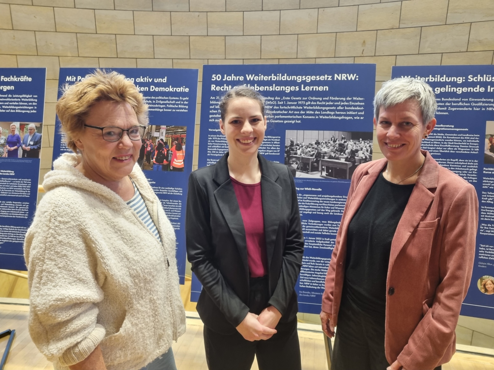 Foto:  Lena Nolte (LAG KEFB in NRW) mit den beiden Sprecherinnen des Gesprächskreises der Landesorganisationen der Weiterbildung NRW, Antje Rösener (li.) und Celia Sokolowsky.