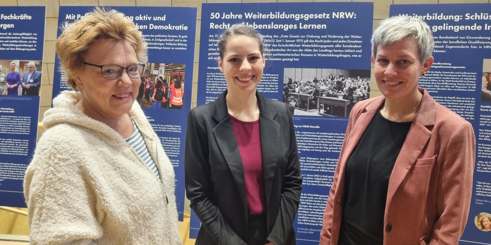 Foto:  Lena Nolte (LAG KEFB in NRW) mit den beiden Sprecherinnen des Gesprächskreises der Landesorganisationen der Weiterbildung NRW, Antje Rösener (li.) und Celia Sokolowsky.