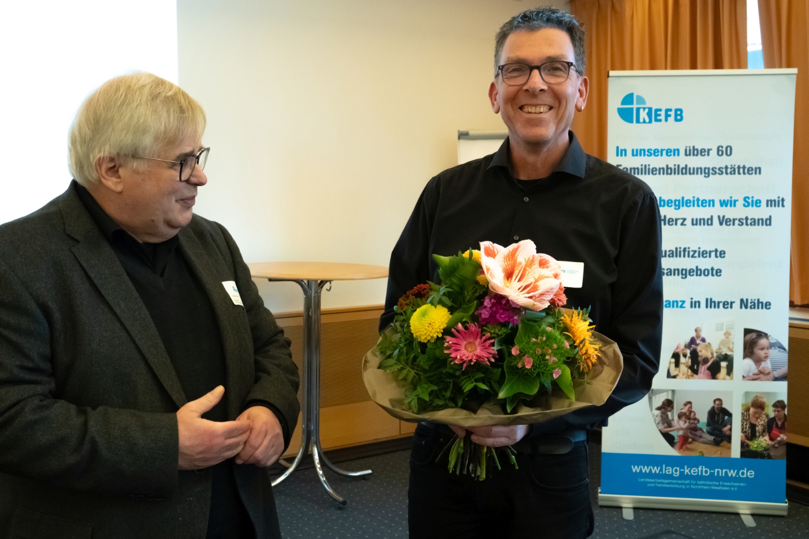 Scheidender Vorstandsvorsitzender Wolfgang Hesse gratuliert seinem Nachfolger Frank Gößmann