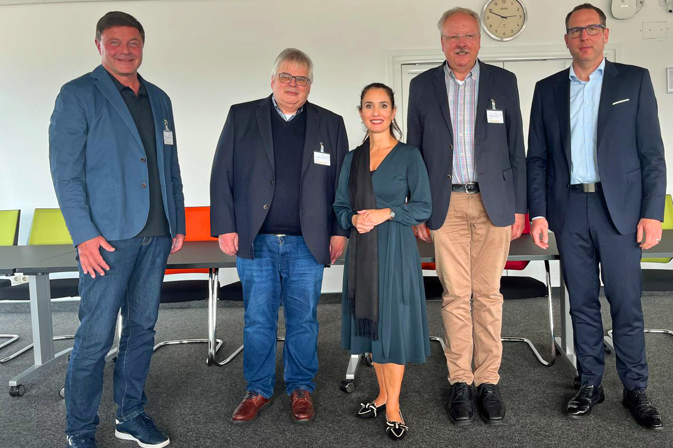 Foto v.r.: Dr. Dominik Paul (Leiter Abteilung 5 Weiterbildung und Politische Bildung) , Martin Zensen (Vorstandsmitglied der LAG KEFB und der KEB Deutschland), StS Gonca Türkeli-Dehnert, Wolfgang Hesse (Vorsitzender LAG KEFB), Dr. Martin Schoser (Geschäftsführer der LAG KEFB).