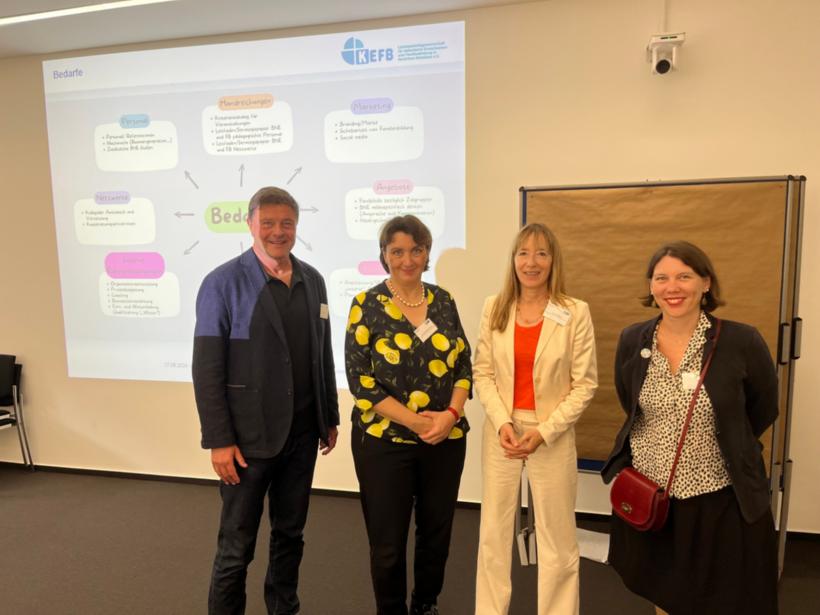 Foto (v.r.): Chloé Frenzel (BMBF), Heike Maschner (MKW NRW, Referatsleiterin Allgemeine Weiterbildung, Dr. Andrea Ruyter-Petznek (Referatsleiterin BNE im BMBF) und Dr. Martin Schoser (Geschäftsführer LAG KEFB in NRW e.V.)